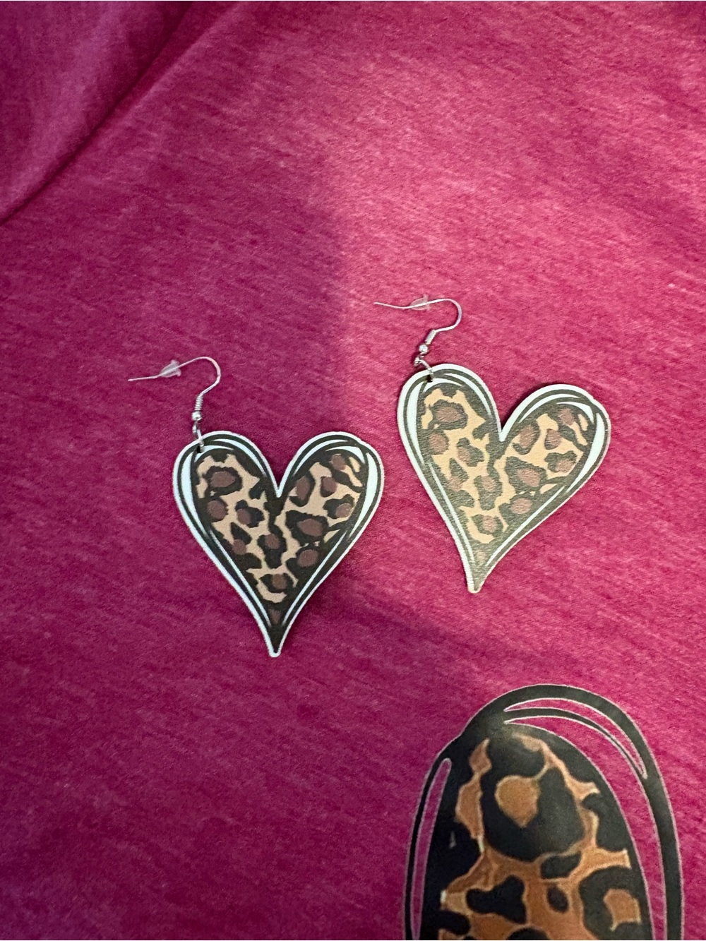 Women’s V-Neck Pink Leopard Heart Graphic Tee With Matching Earrings - Picture 8 of 8